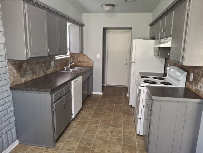 Building Photo - 111 SE Coachman Dr