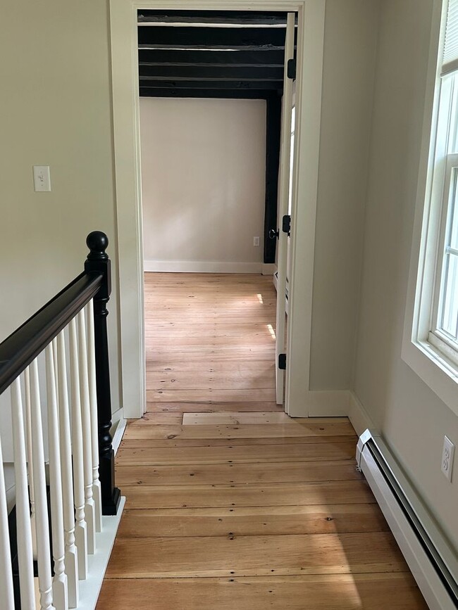 Building Photo - Beautiful renovated 5 bedroom 2.5 bath sin...