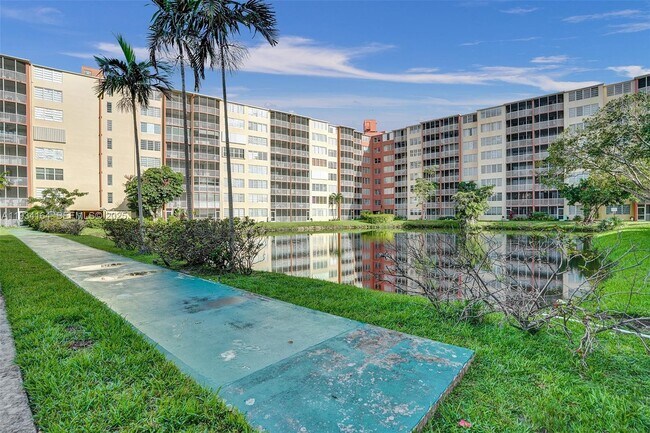 Building Photo - 1780 NE 191st St