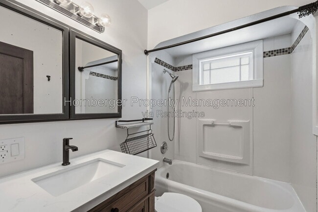 Building Photo - 1210 S Maple St