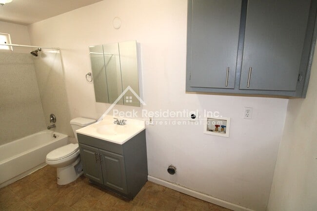 Building Photo - 5914 Del Campo Ln
