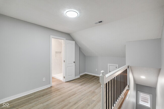 Building Photo - 2224 N Kenwood Ave