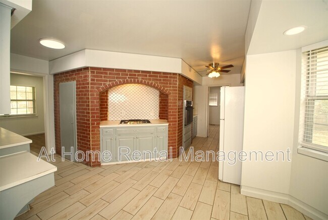 Building Photo - 5105 S Kingston Ave