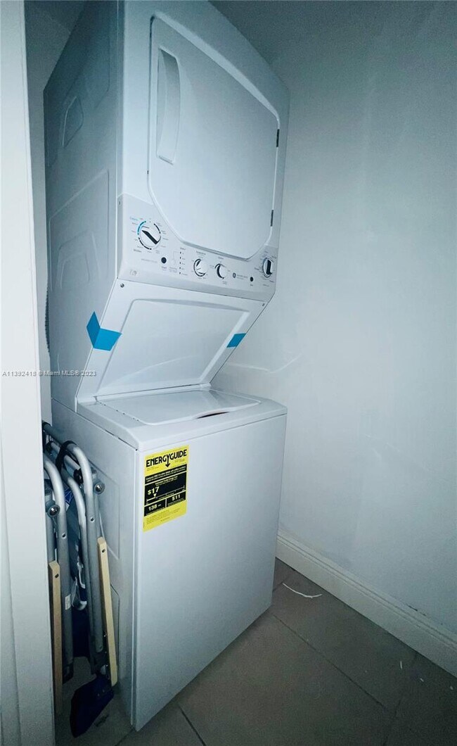 Building Photo - 2100 Diana Dr