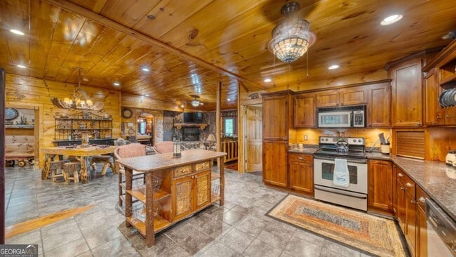 Building Photo - 911 Summit Way