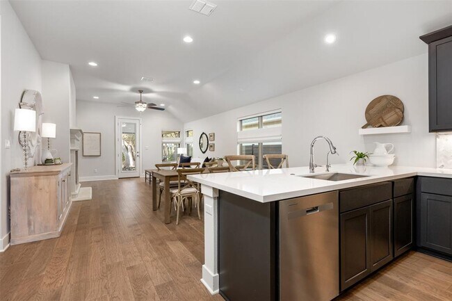 Building Photo - 418 Raleigh Dr