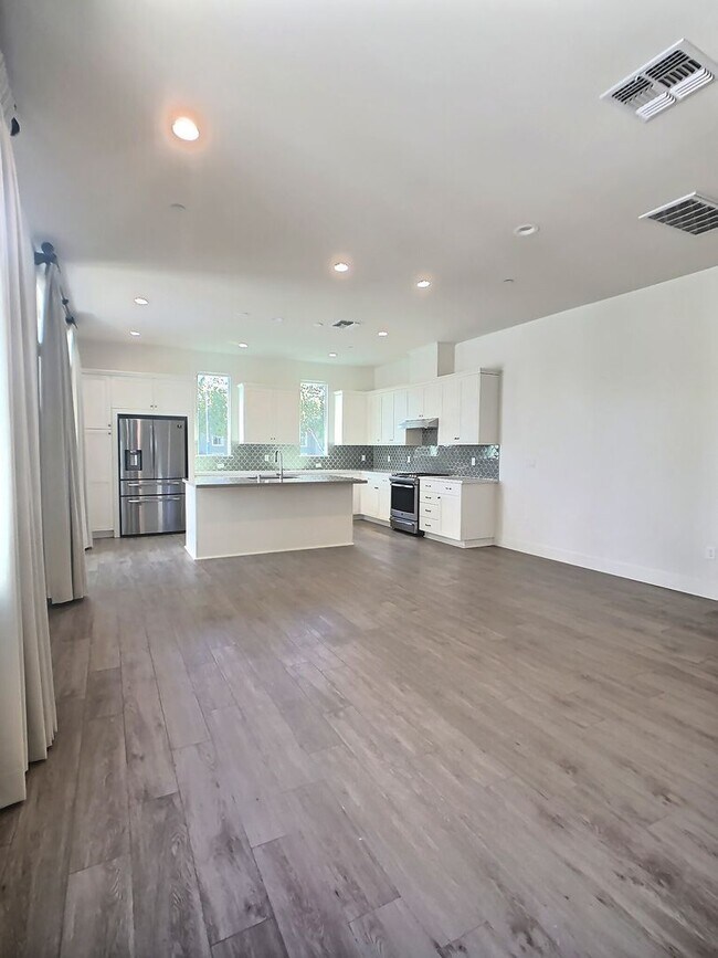 Building Photo - Bright 2 Bedroom Townhome in Downtown San Jose