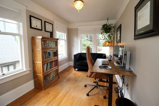 Building Photo - LAURELHURST: Classic 4 Bedroom Craftsman G...