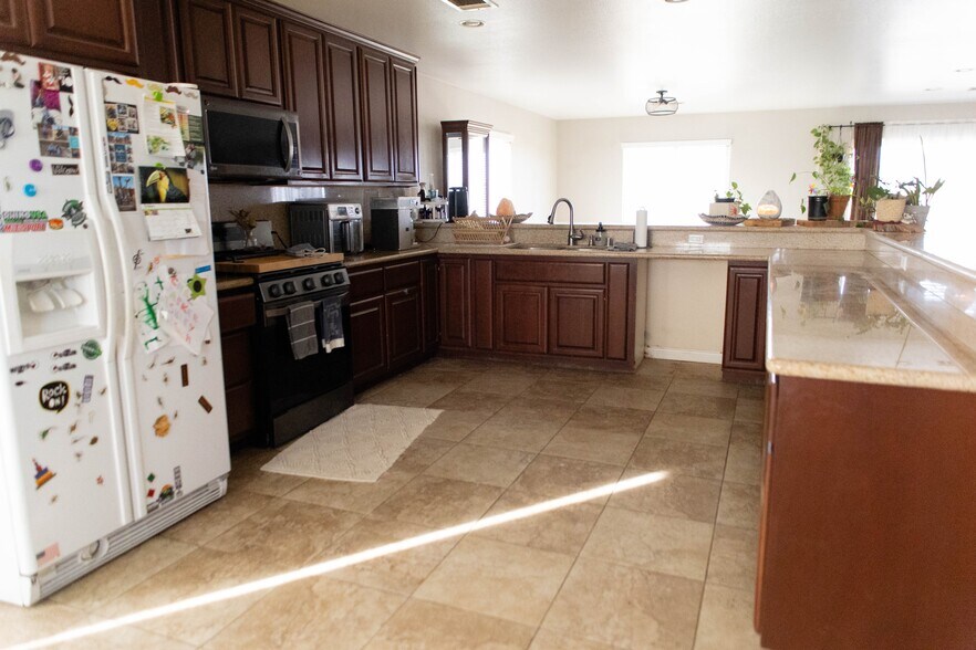 Kitchen, New dishwasher installed - 12072 Pacific Rd