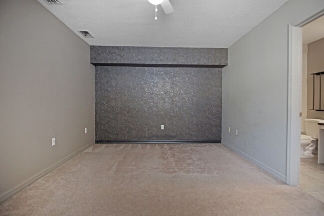 Building Photo - 2326 Fan Palm Dr