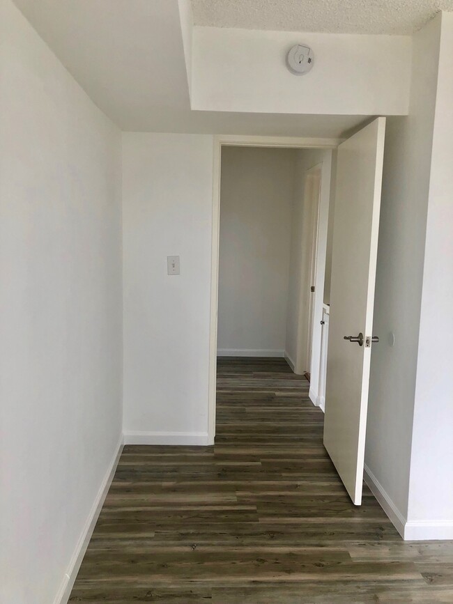 Building Photo - Beautiful 1 Bed/1 Bath Townhouse Style Apa...