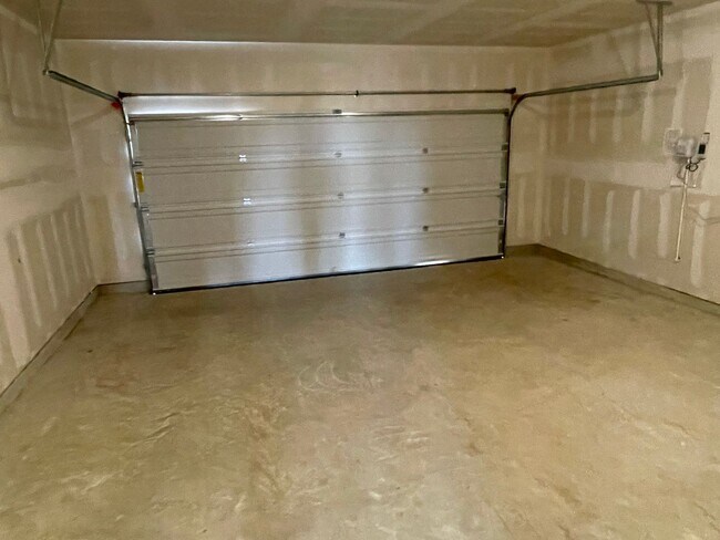 Building Photo - Welcome Home to Monticello Park!