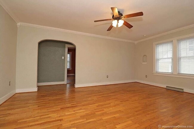 Building Photo - Available THIS SUMMER-Spacious Home Close to Campus