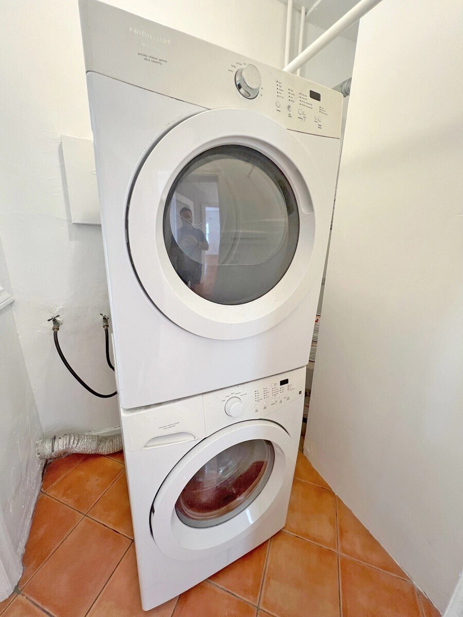 Building Photo - 335 N Orange Grove Ave