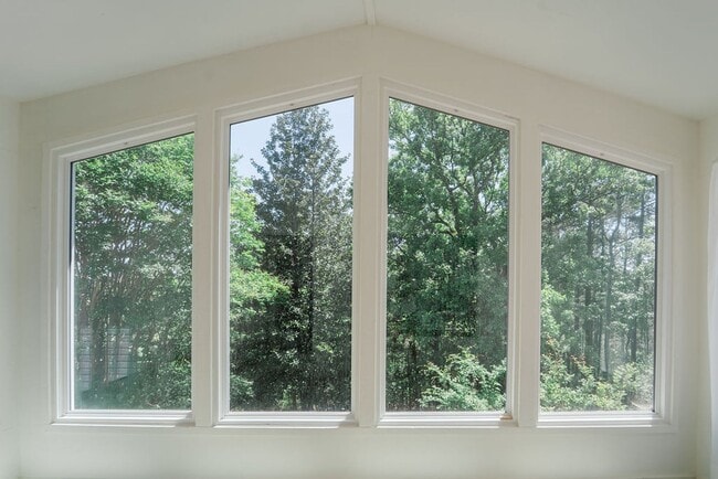 Building Photo - 4 bed, 3 bath, home with privet sunroom off master.