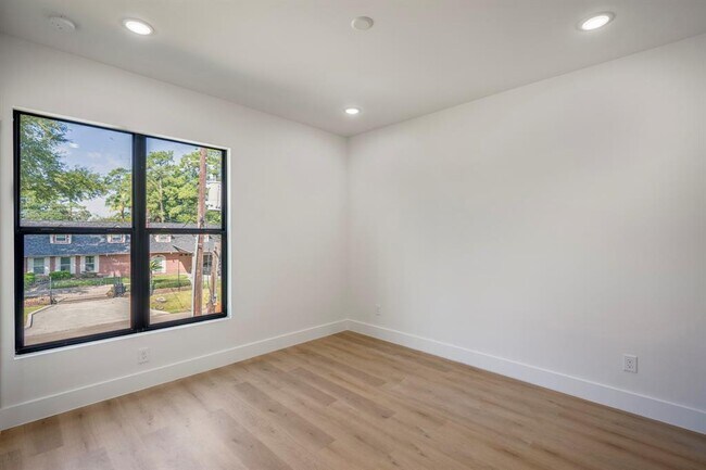 Building Photo - 10728 Twin Oak Dr