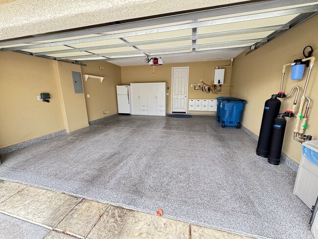 Building Photo - Spacious 4 Bedroom Home with Private Pool!