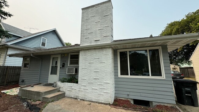 Building Photo - 4 Bed 2 Bath Home - North Fargo