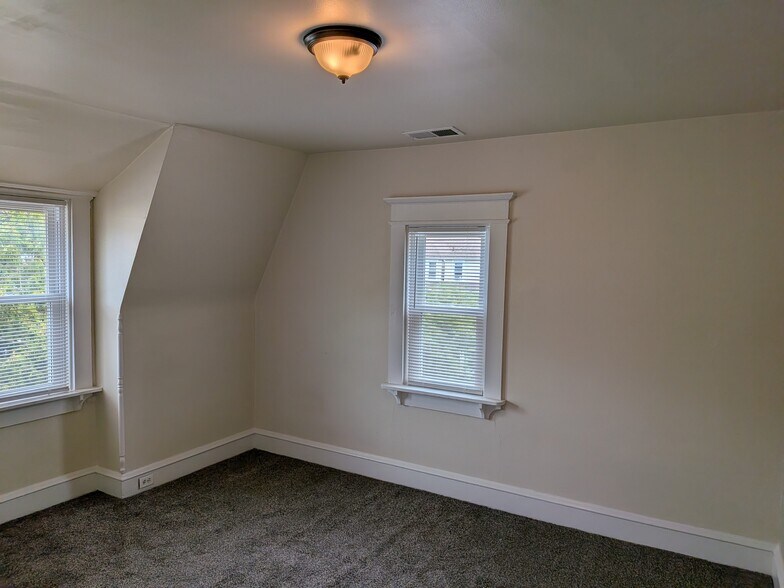 Building Photo - 207 S Easton Rd