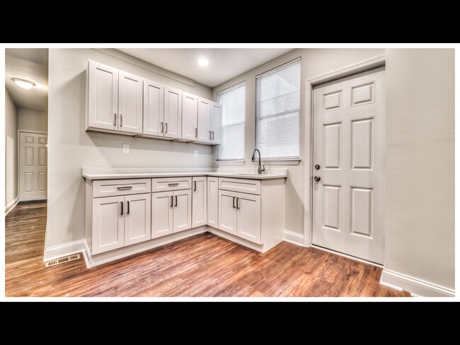 Building Photo - 810 Brooks Ln