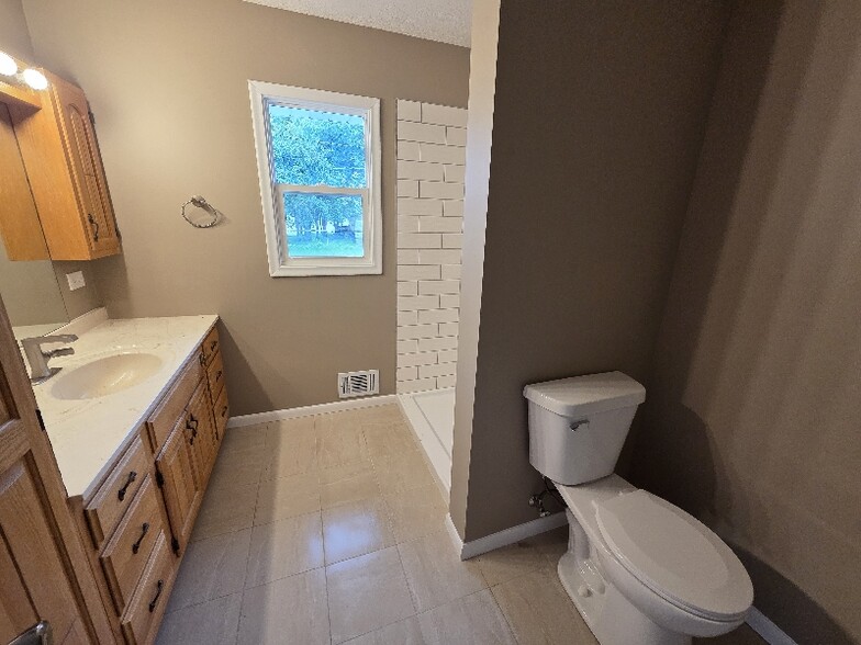Building Photo - 3311 Interlachen Dr NE