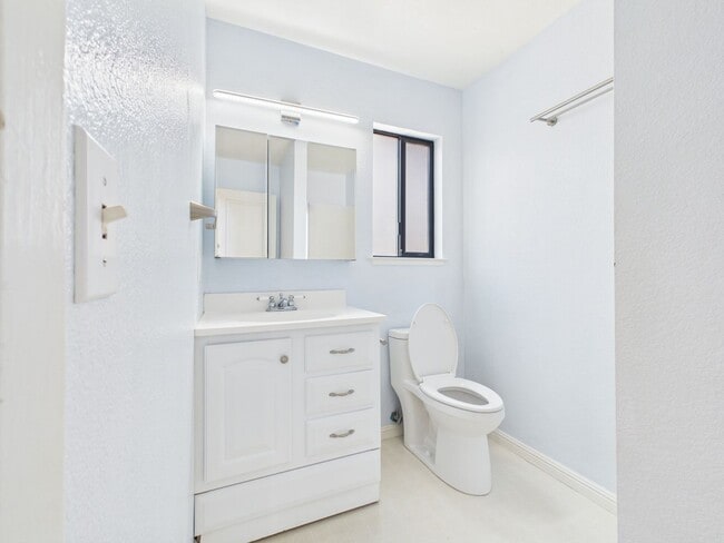 Building Photo - Sumaya Condo 2 Bed/2 bath with Fireplace. Includes washer and dryer