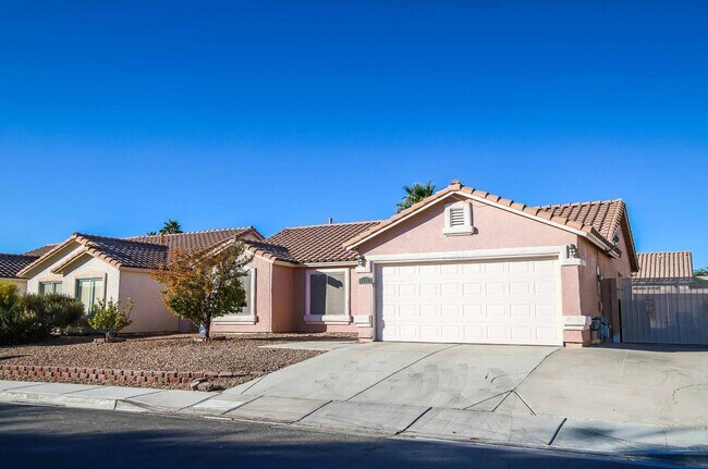 Building Photo - CUTE 3 BEDROOM HOME WITH POOL/SPA!