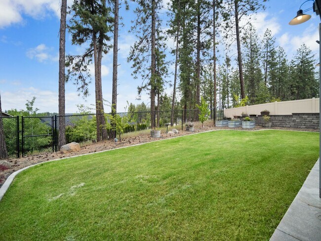 Building Photo - 4 bedroom Modern Home at Eagle Ridge Estates