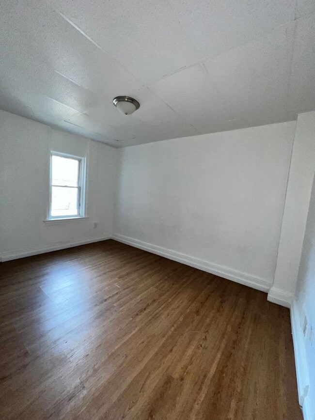 Building Photo - 3 Bedroom 1 Bath Home Available