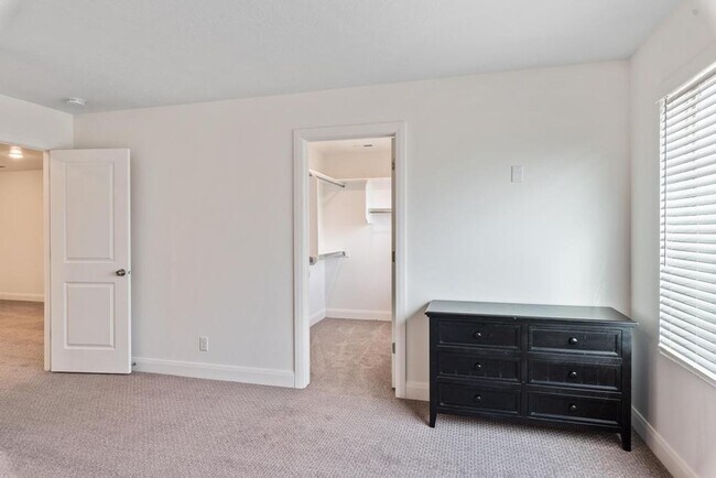 Building Photo - Desert Color Townhome 4-Bedrooms!