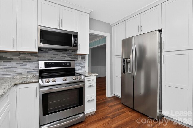 Building Photo - 2438 Knickerbocker Dr