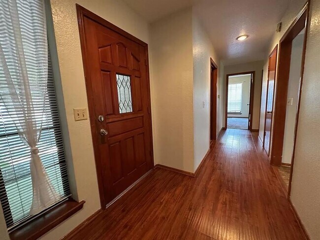 Building Photo - 512 Bonita Cir