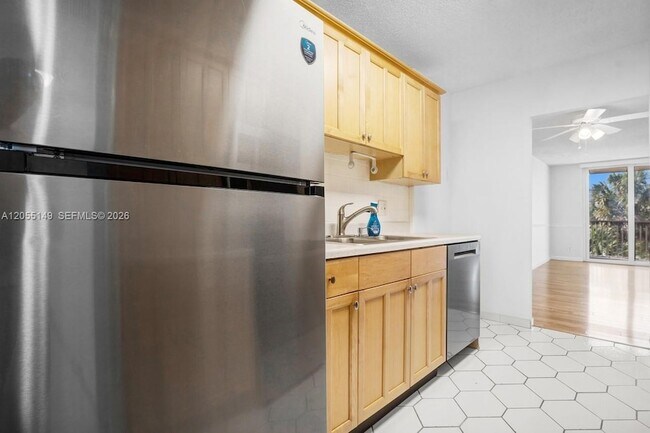 Building Photo - 250 Jacaranda Dr