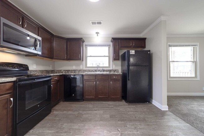 Building Photo - Look and Lease Special! $200 off rent!!!