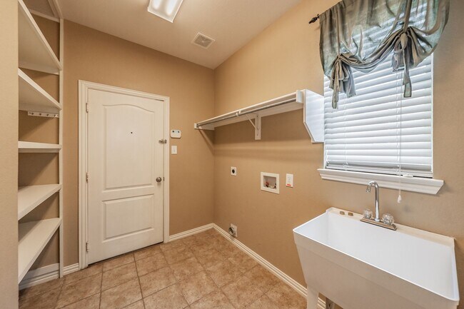 Building Photo - 3504 Oliver Dr