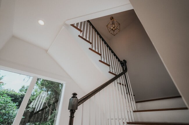 Building Photo - Renovated 2 Bedroom Carriage house off Lafayette Square