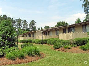 Building Photo - Woods at Benvenue