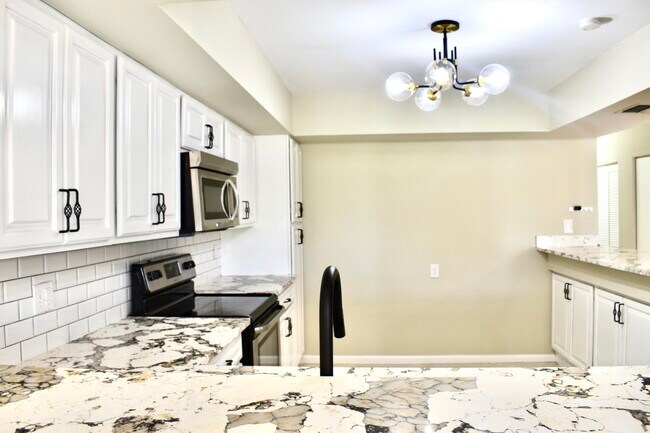 Building Photo - 6040 Glendale Dr