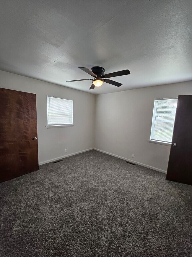 Building Photo - 3 bed, 1.5 bath in a great location! Fenced in yard!