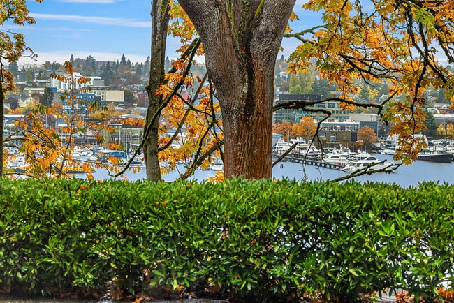 Building Photo - 2562 Dexter Ave N