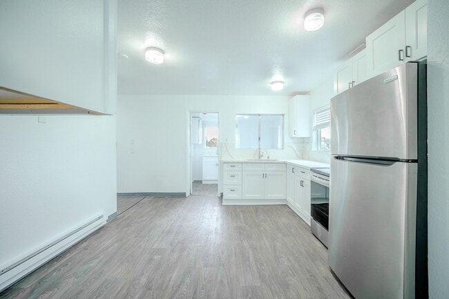 Building Photo - Duplex upper unit in Central District - Upper