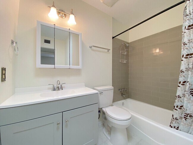 Building Photo - Northeast El Paso 3 Bed Refrig A/C