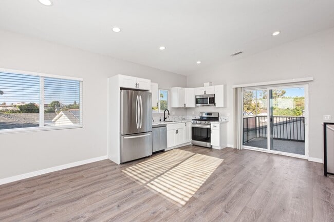 Building Photo - Private balcony + private patio!