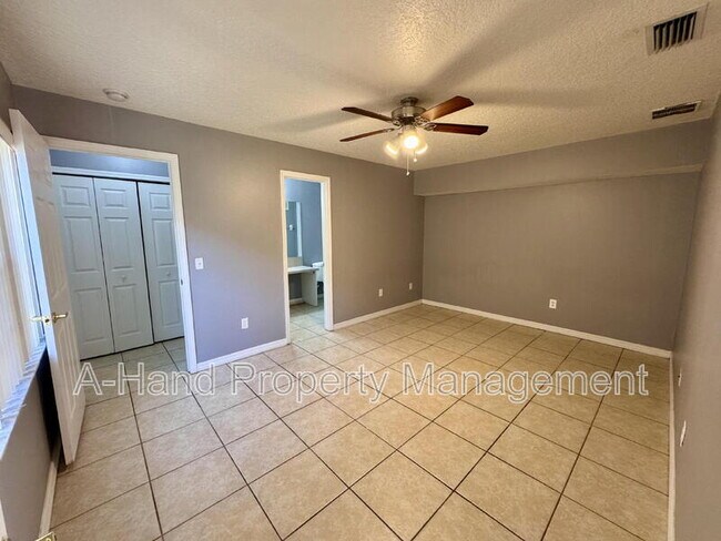 Building Photo - 2725 Fan Palm Dr