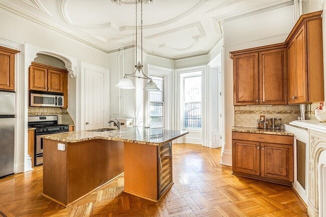 Building Photo - 325 Montgomery St