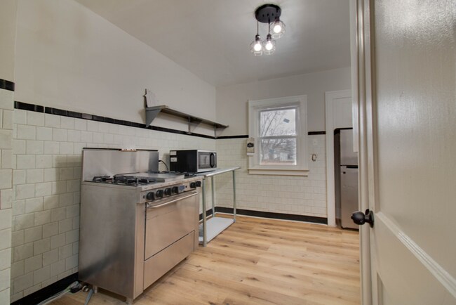 Building Photo - 18142 Riopelle St