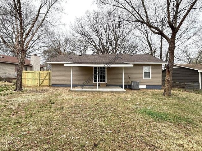 Building Photo - 210 Lonsdale Cir