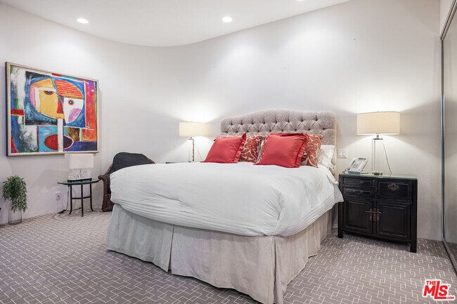 Building Photo - 6 Rocky Ln