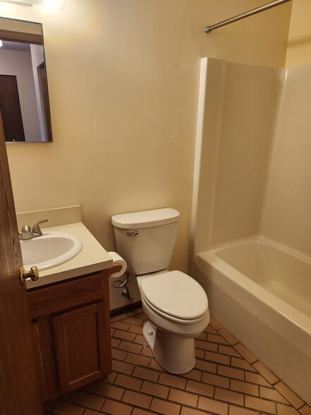 Bathroom - 4434 Manhattan W