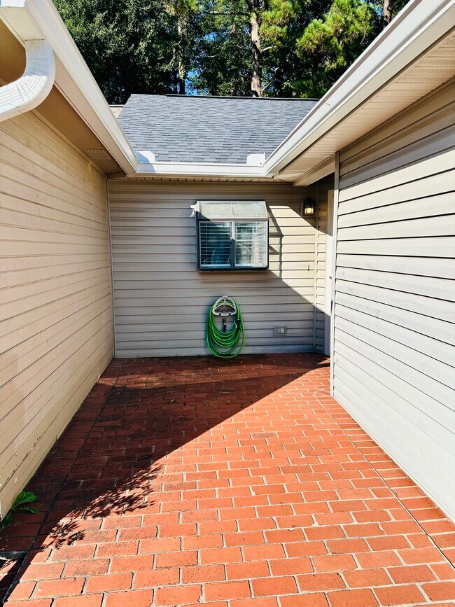 Building Photo - 110 Willow Branch Dr